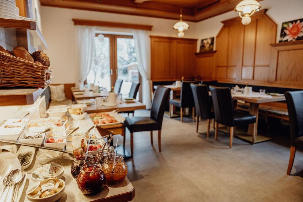 Dorfcafe Unken Hotelpension Swirtshaus Im Dorf Exterior foto